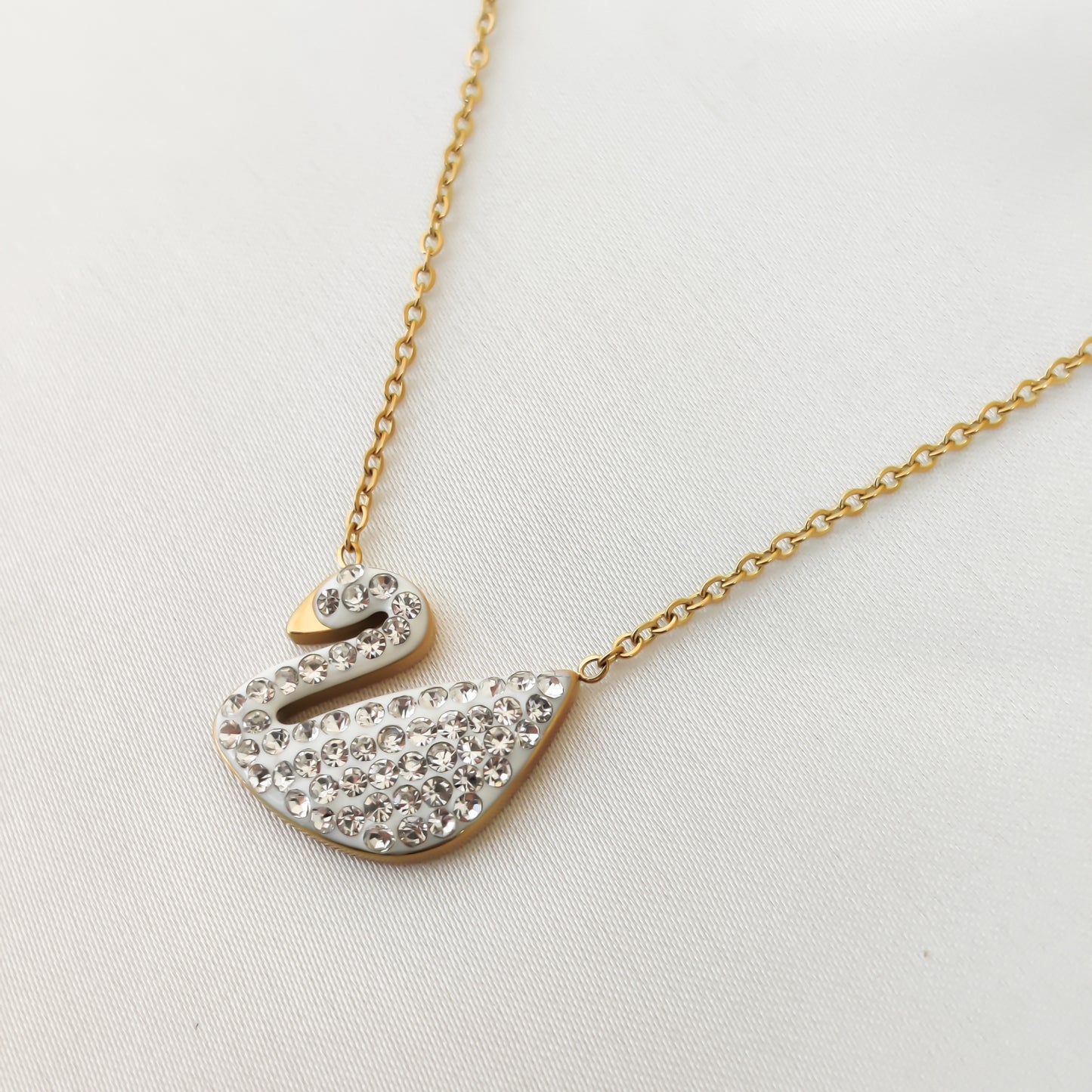SIA | SWAN NECKLACE WHITE