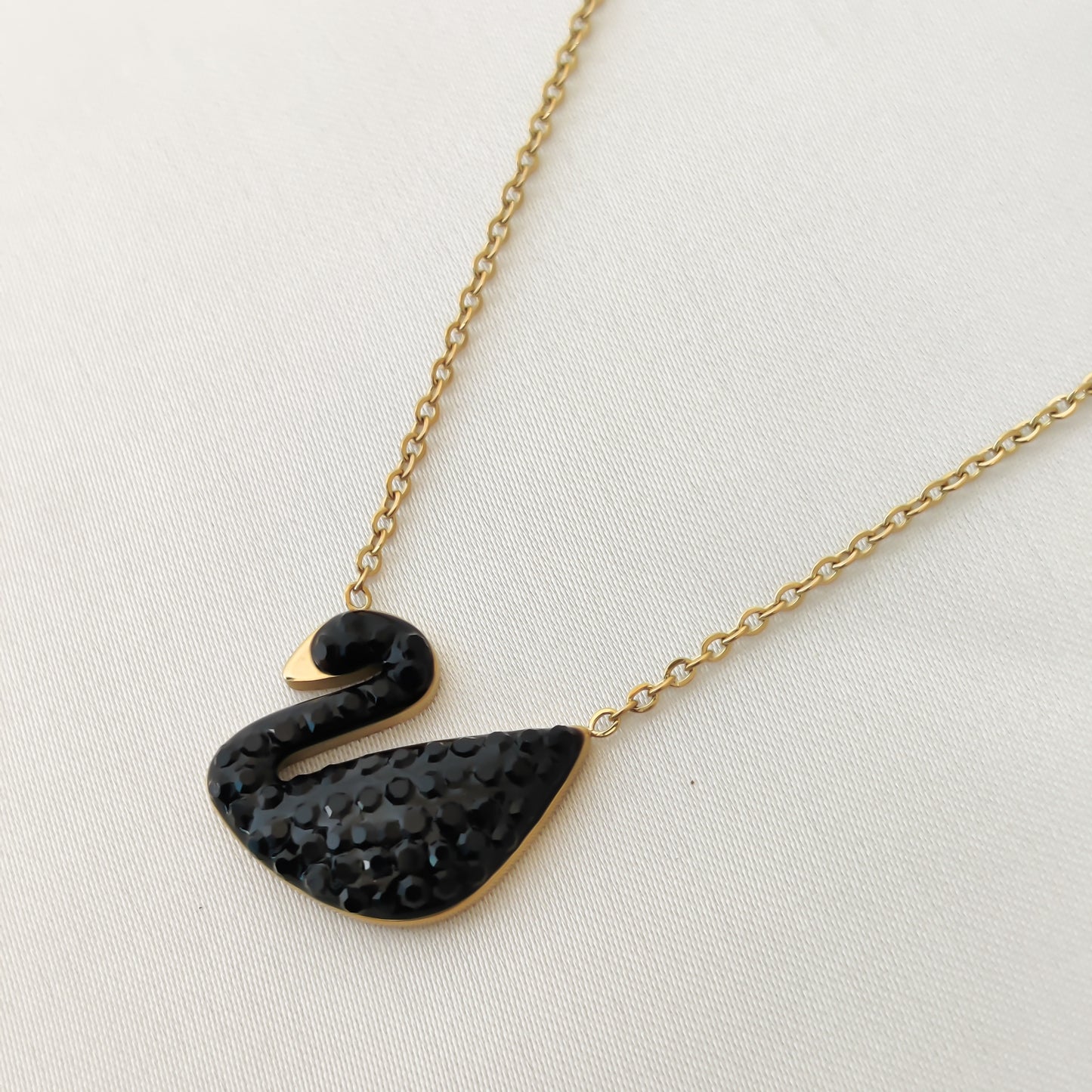 SIA | SWAN NECKLACE BLACK