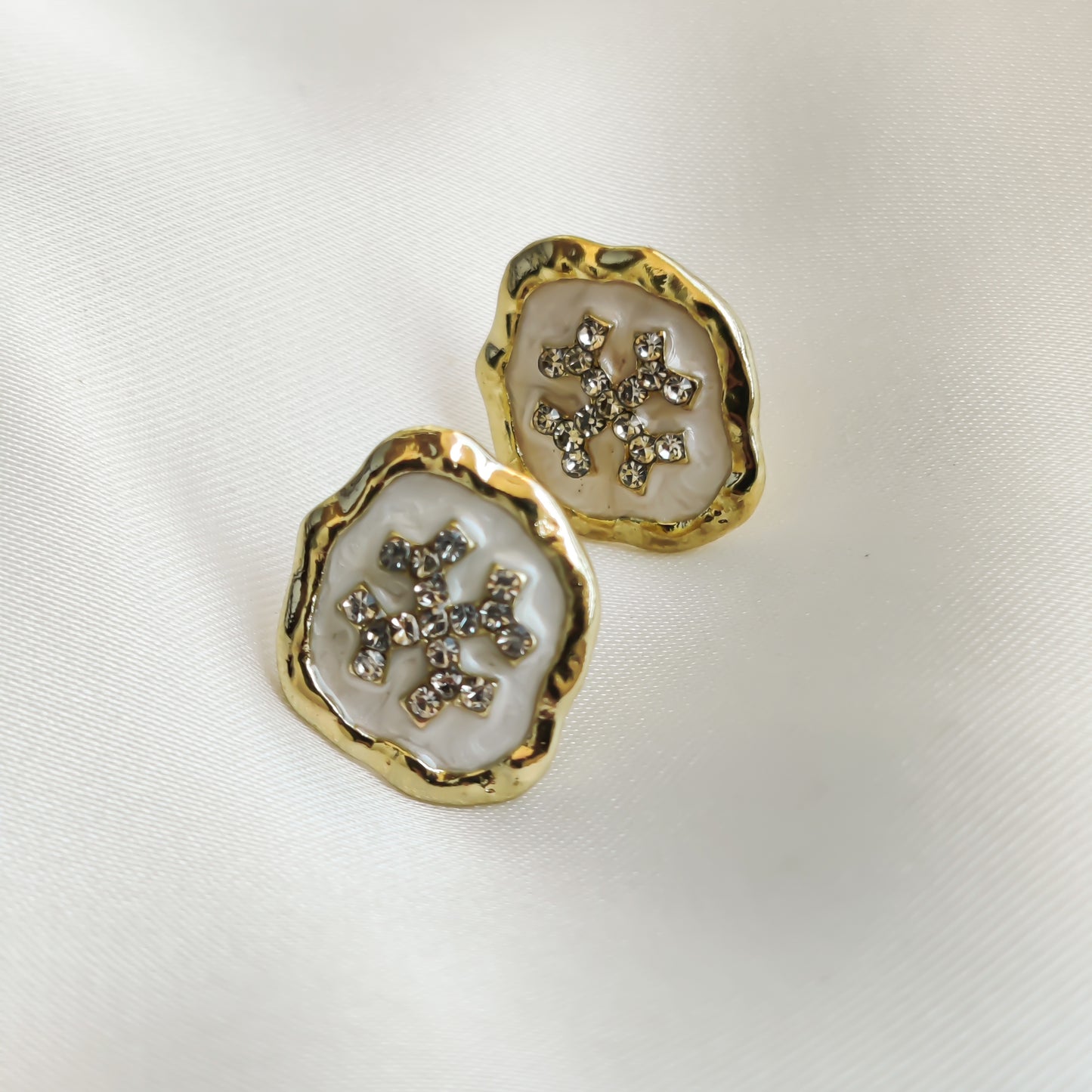 URSA | STUDS WHITE