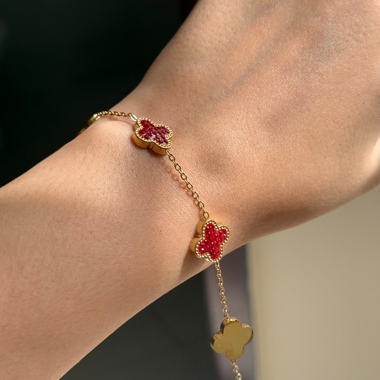 CIANA | SHIMMERY CLOVER BRACELET RED
