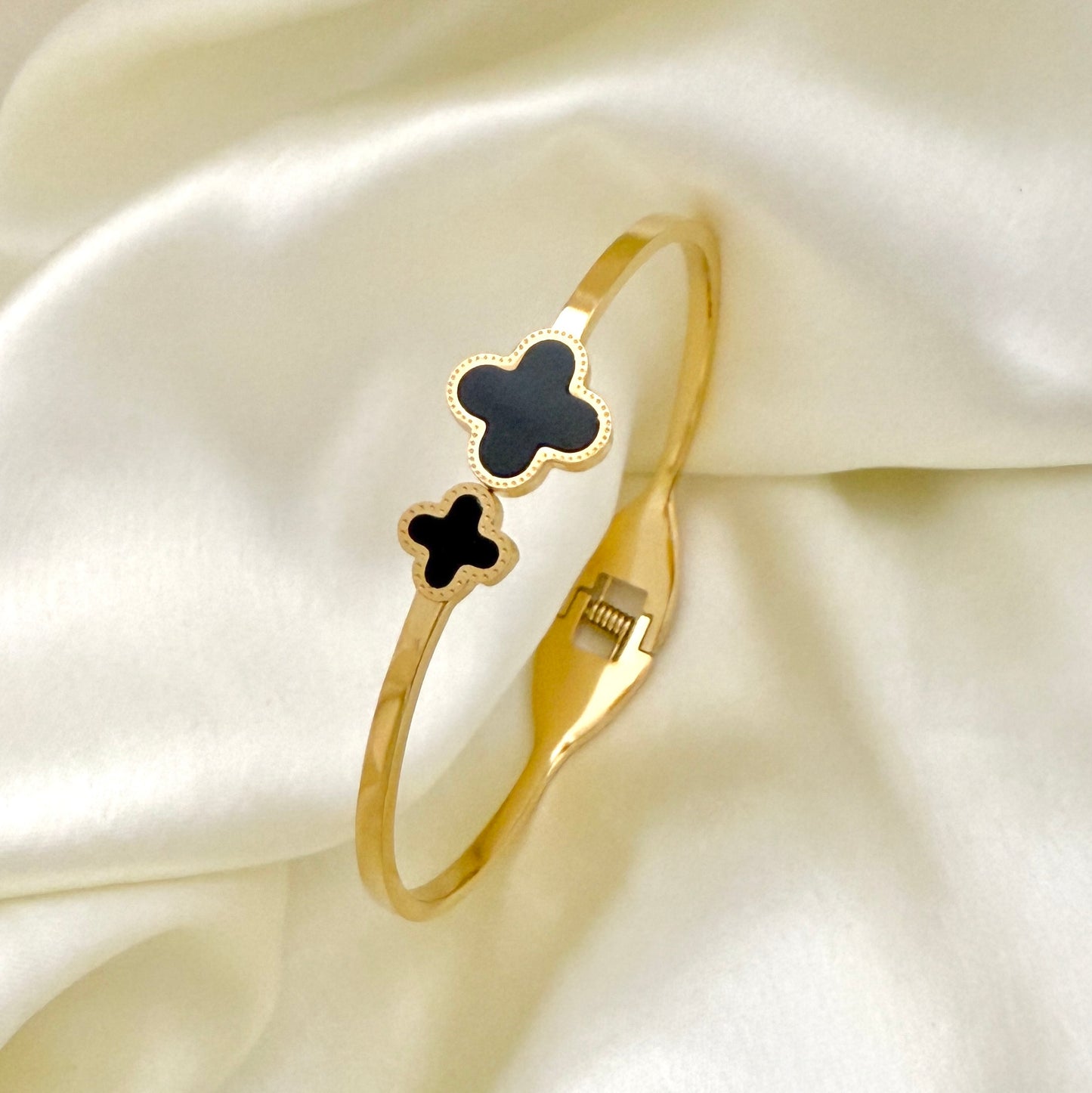 CICA | DOUBLE CLOVER BLACK BANGLE